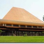 fiji_parl_frontal_lawn-250